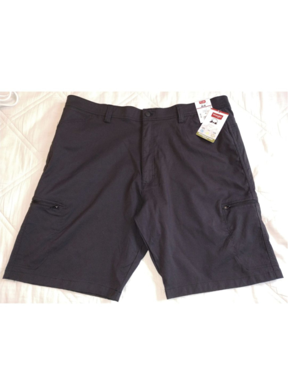 NWT Wrangler Black Performance Zip Cargo Shorts (Waist 44)